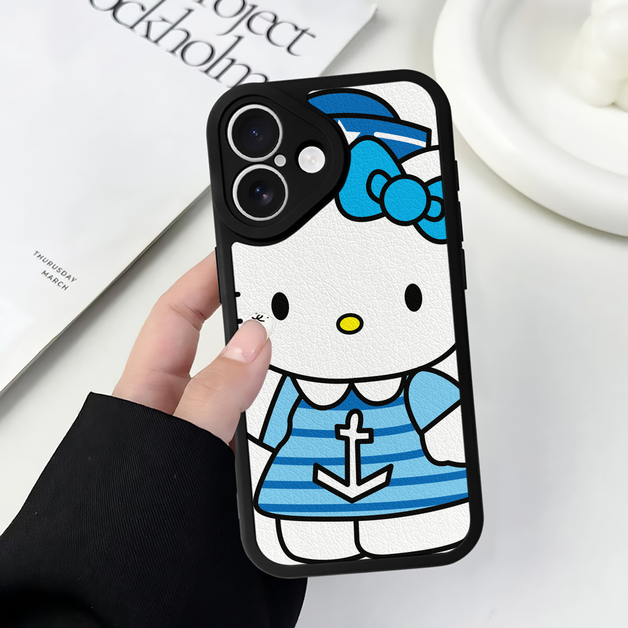 （画像用） Hello Kitty ハローキティ 【iPhone 16シリーズ対応】シリコンスマホケース（レザー調） 材質：シリコン